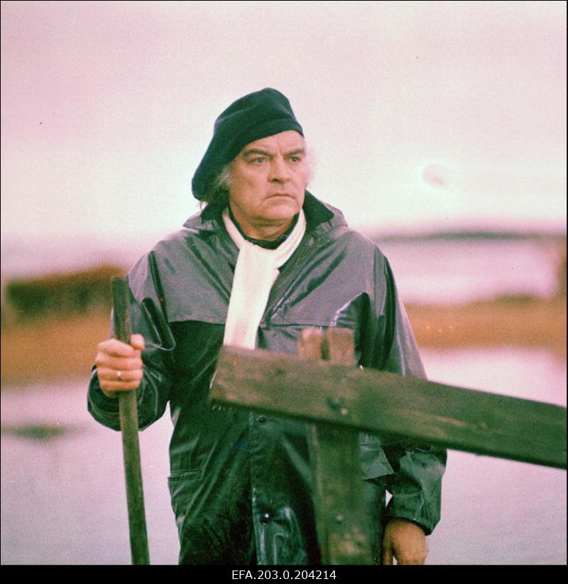 Stseen Tallinnfilmi mängufilmist "Corrida". Vastabiellunud kirjanduskriitik Osvald Rass (Rein Aren).
