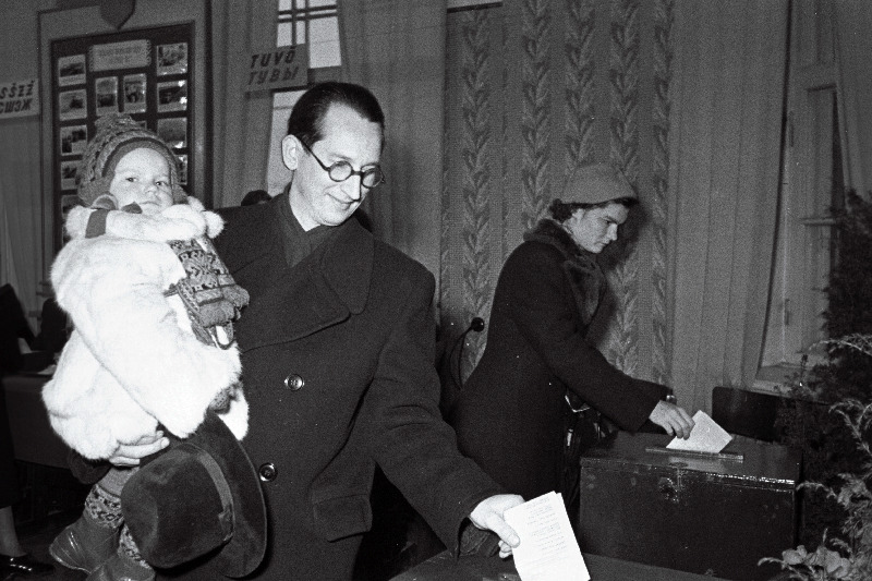 Artelli Täht tööline Osvald Raju koos tütre Viiaga ja arst Galina Rukina hääletamas rahvakohtunike valimistel Tallinna valimispunktis.