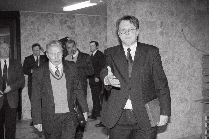 Eesti - Vene piiriläbirääkimised. Lohusalu. Paremal Eesti Välisministeeriumi asekantsler Raul Mälk, tema kõrval Venemaa erivolitustega suursaadik Vassili Svirin.