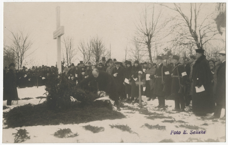 Leinaaktus Tartus Pauluse kalmistul, linnapea Karl Luik pärga asetamas
