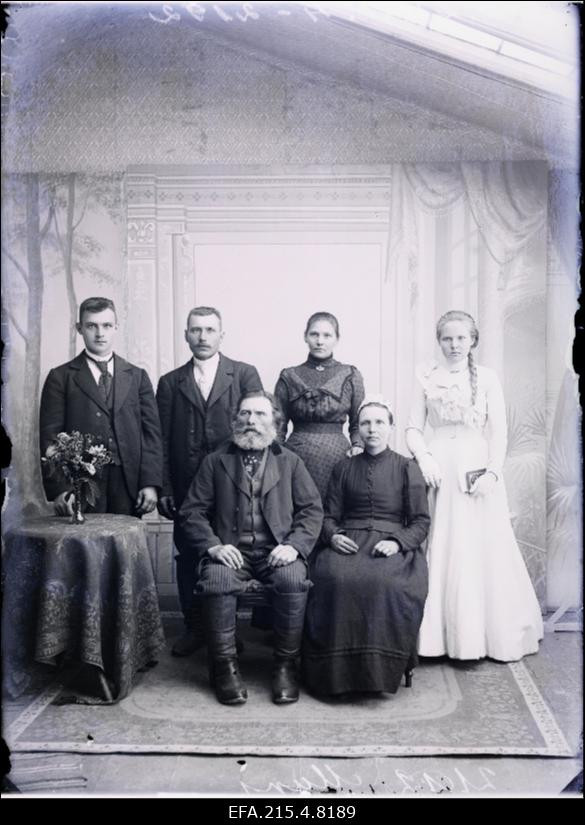 Perekond Murs tütre leeripäeval, vasakult 1. seisab Jaan Murs.