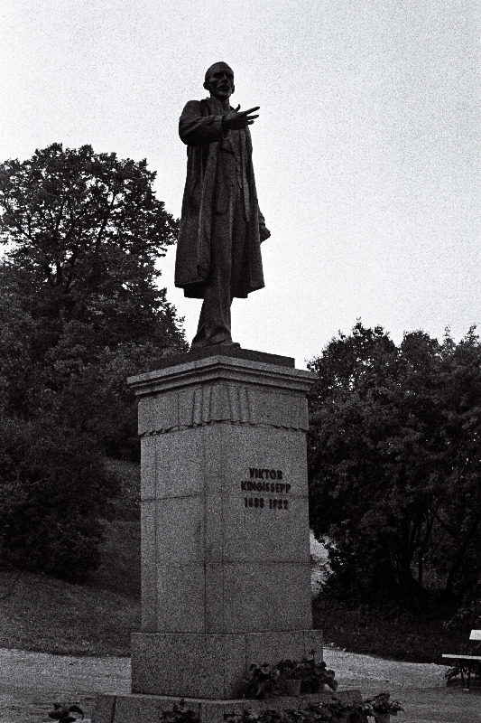 Vaade Viktor Kingissepa mälestussambale (skulptor E.Roos, avatud 1951.a).