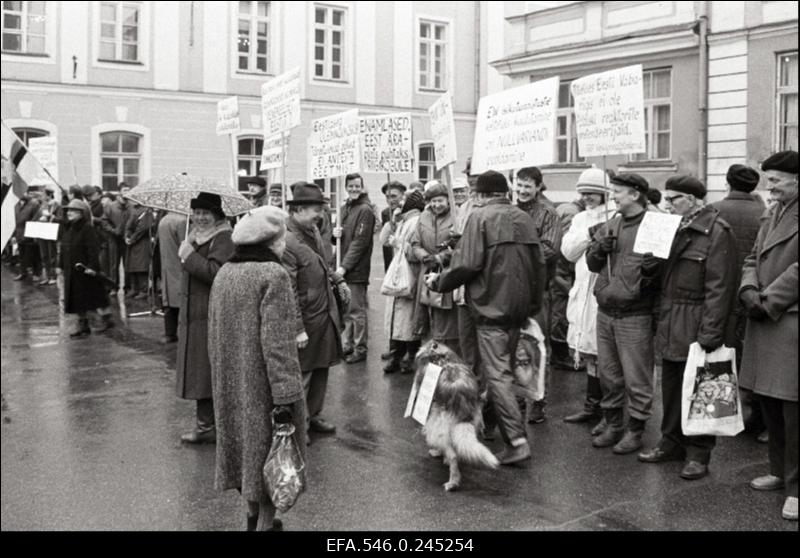 Rahvuslaste organiseeritud Eesti Ülemnõukogu vastane protestiaktsioon Toompeal.