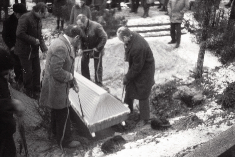 Tarbekunstnik Albert Hanseni matus kalmistul.
