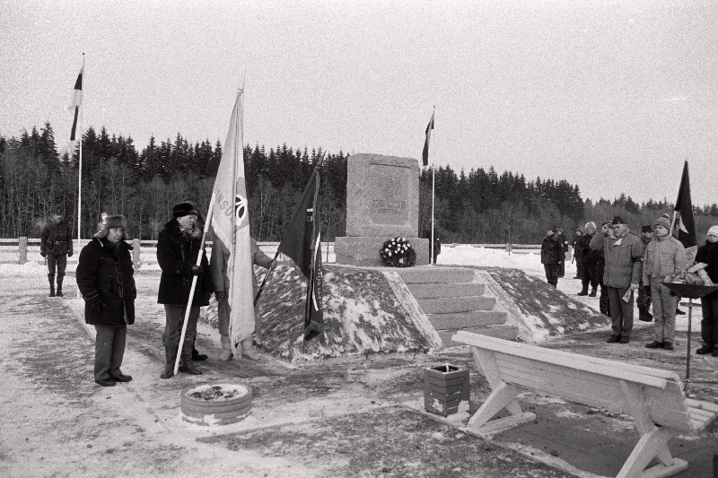 Kindral Johan Laidoneri 110 sünniaastapäev. Tule süütamine kodutalu mälestusmärgi juures.