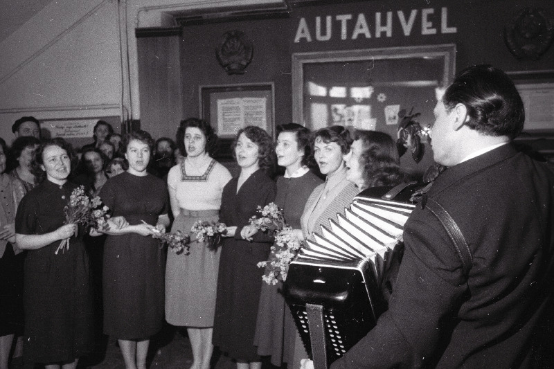 Ansambel "Akkord" helilooja Gennadi Podelski juhatusel vabrikus "Punane Koit" esinemas.