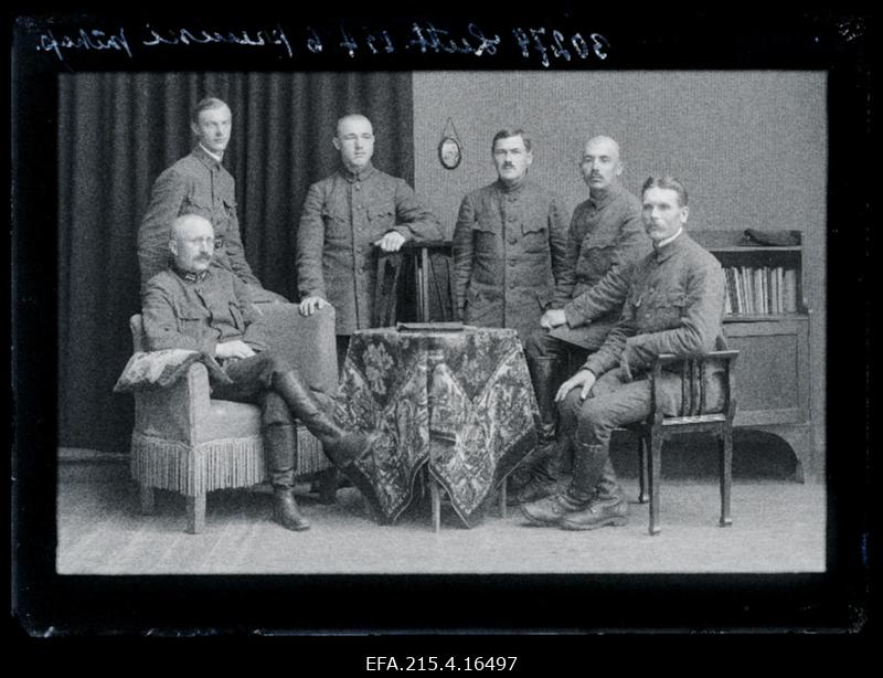 Grupp sõjaväelasi, vasakul istub Trükitööde Sõjakontrolli Viljandi punkti ülem sõjaväeametnik Peeter Lutt.