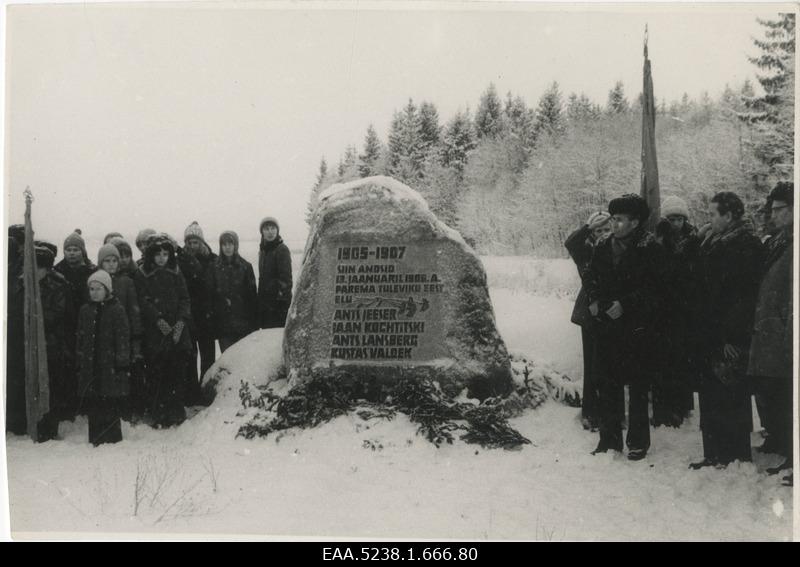 Mälestuskivi karistussalga poolt 13.01.1906 hukatud meestele Velisel