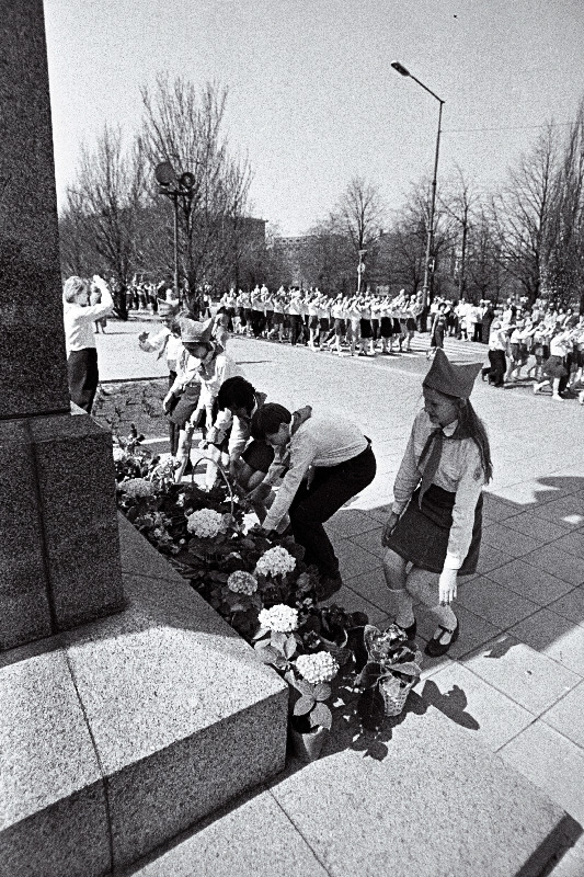 V.I. Lenini nimelise Üleliidulise Pioneeriorganisatsiooni 56. aastapäeval ja ÜLKNÜ 60. aastapäeval pioneerid V.I. Lenini mälestussamba jalamile lilli panemas.