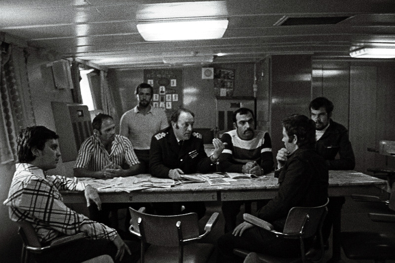 RTMS-7504 "Peipsi" meeskond arutab uue konstitutsiooni projekti. Vasakult: motorist A. Kokovkin, madrused P. Gubenko ja N. Pilipenko, kapteni esimene abi N. Jermolajev, kokk A. Kadõmov, madrused I. Berestovõi ja I. Tšernenki.