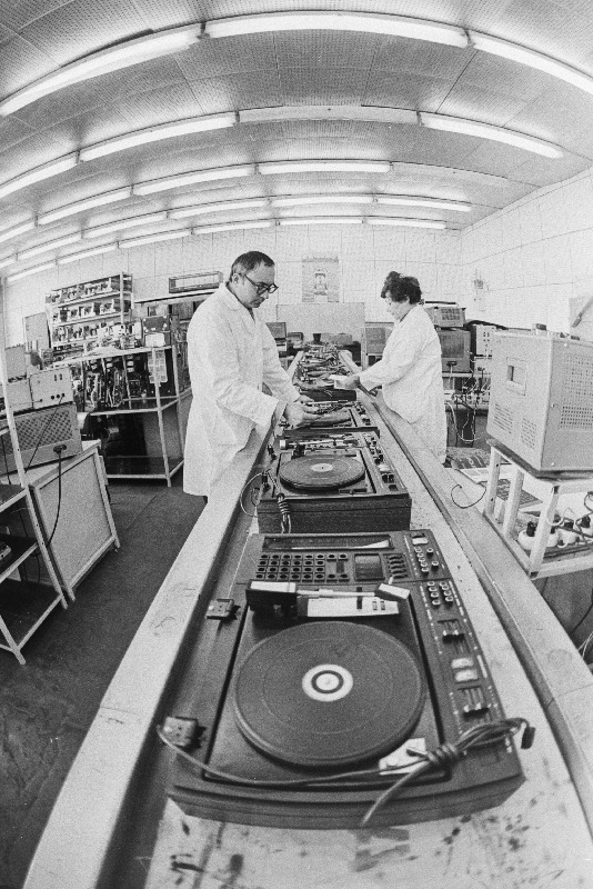 Radioolade kontrollimise konveier Tallinna Tootmiskoondises "RET".