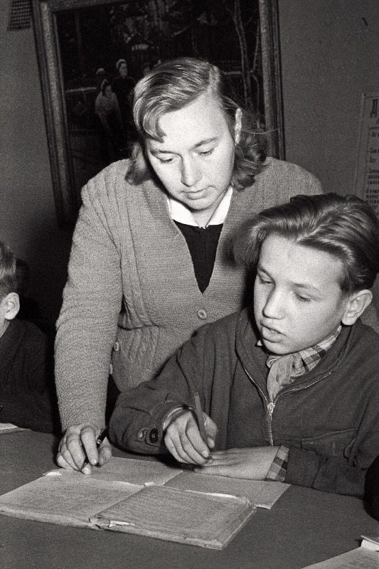 Tallinna 17. Keskkooli pikapäevarühma õpetaja Elga Kommel abistab õpilast Kalju Lillemäed koduste ülesannete tegemisel.