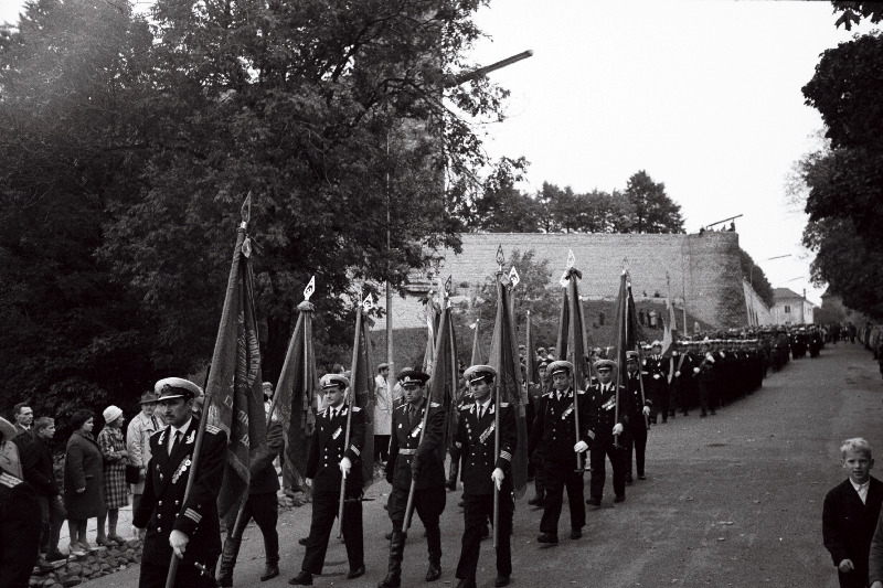 Suure Isamaasõja veteranide rongkäik Eesti NSV fašistlikest okupantidest vabastamise 20.aastapäeval.