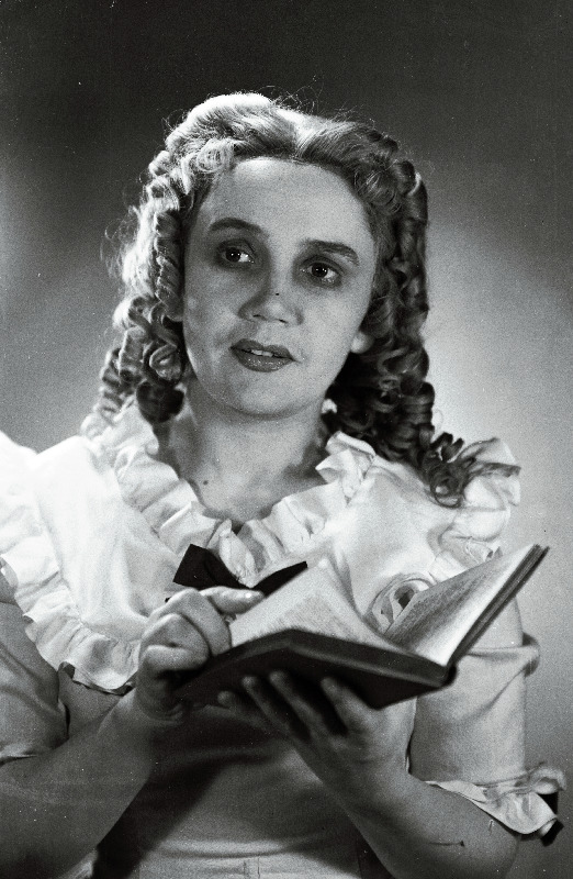 V. Kingissepa nimelise TR Draamateatri näitleja Ellen Liiger Sofja osas D. Fonvizini komöödias Äbarik.