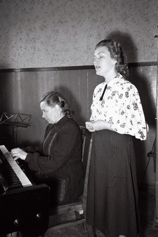 Võhma kultuurimaja solist Virve Rohtsalu harjutamas. Klaveril saadab Salme Jänes.