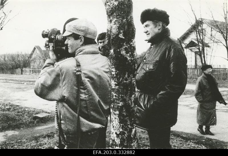 Filmivõtted Paldiskis. Kaameraga Peeter Ülevain, paremal Lembit Vanaveski.