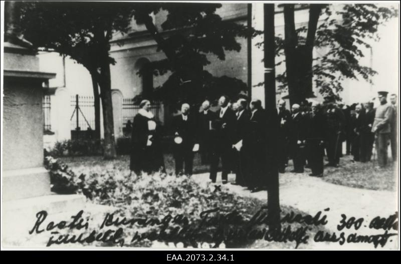 Tartu Ülikooli 300.a. juubelist osavõtjad koos Rootsi kuningaga Gustav Adolfi ausamba juures ülikooli peahoone taga