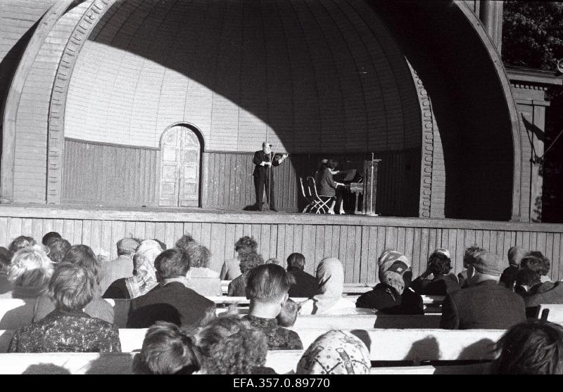 Estraadikunstnik, ENSV teeneline kunstnik Vladimir Sapožnin esinemas Kadrioru kõlakojas.