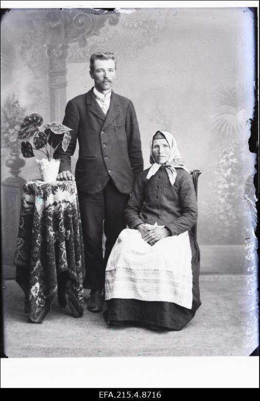 Vanaproua pojaga, (foto tellija Eek).