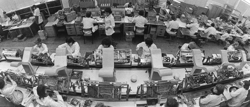 Tehase "Punane RET" radioolade monteerimise jaoskond.