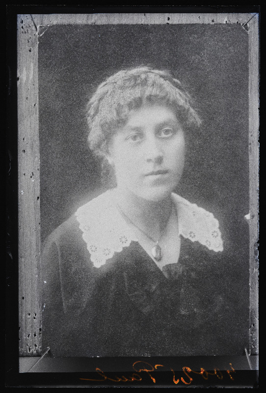 Naise foto, (29.03.1923 fotokoopia, tellija Paul).