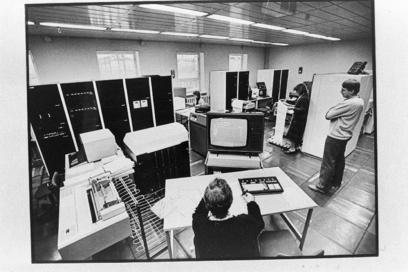 Põhja Kõrgepingevõrkude arvutuskeskuse masinasaal.