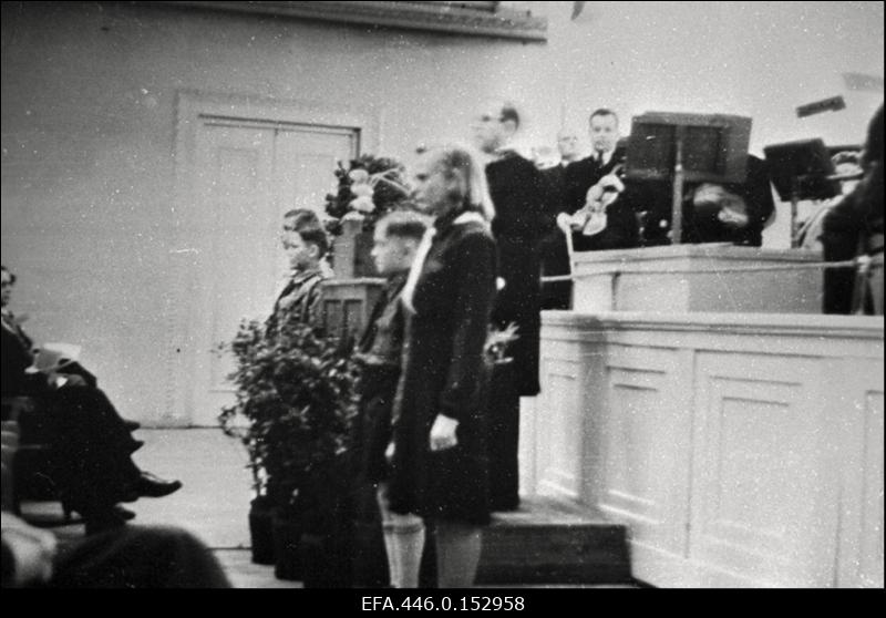 [Emadepäeva] aktus Estonia kontserdisaalis.