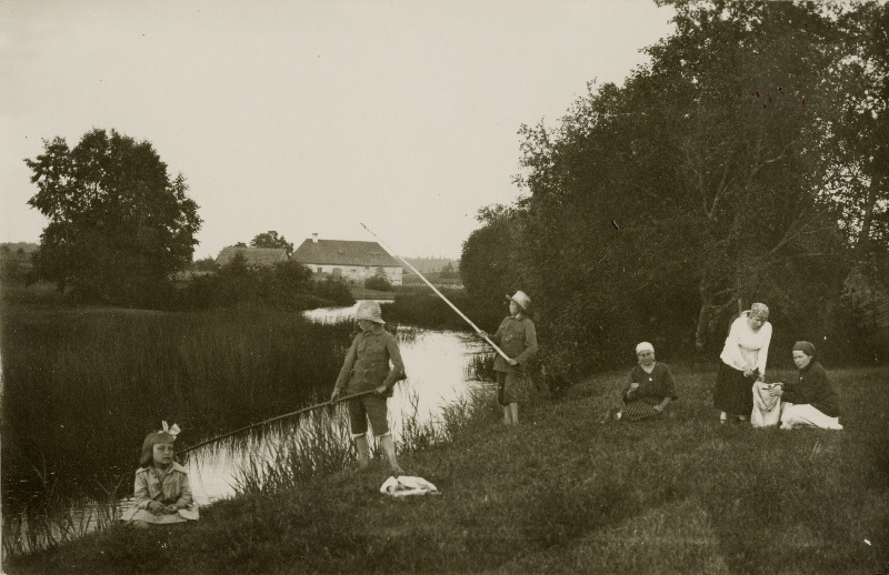 Puhkajad Sulu jõe kaldal, eemal Pastika veski.