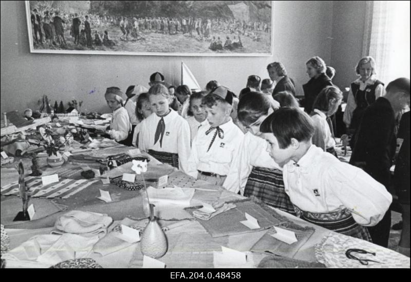 Üleliidulise V.I. Lenini nimelise pioneeriorganisatsiooni 40. aastapäevale pühendatud koolinoorte tööde näitus Põlvas.