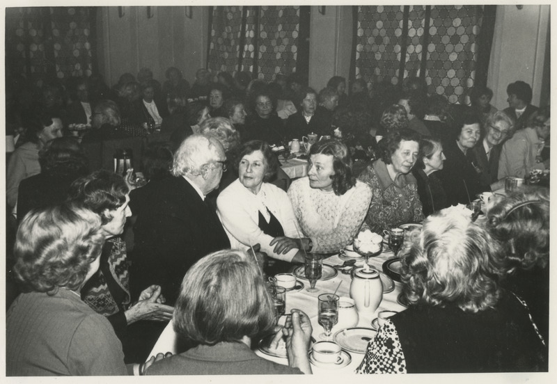 Tartu Tütarlaste Gümnaasiumi vilistlased kohvilauas.