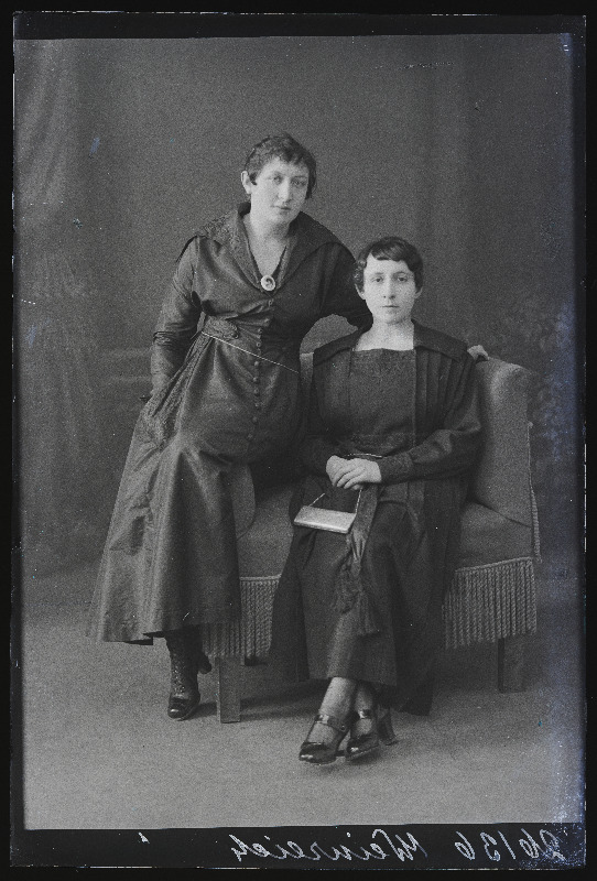 Kaks naist, (foto tellija Weinreich).