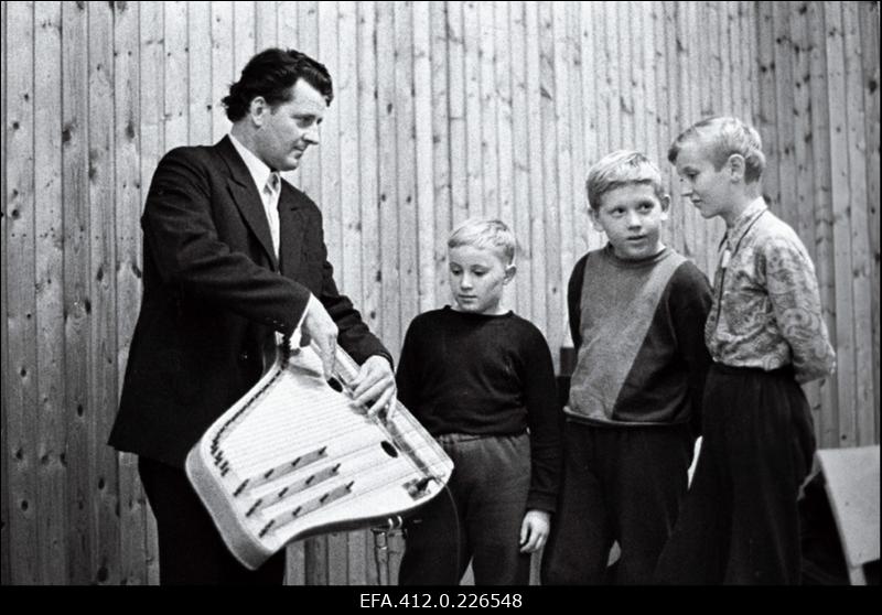 Karksi-Nuia EPT isetegevuslased harjutamas.