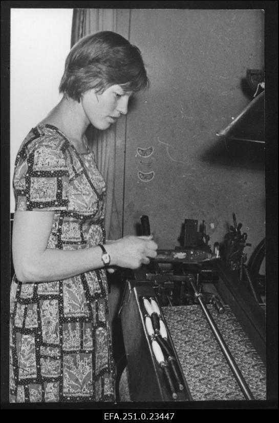 Tekstiilivabriku Punane Koit kangur, kommunistlik noor Mairi Kaasik.