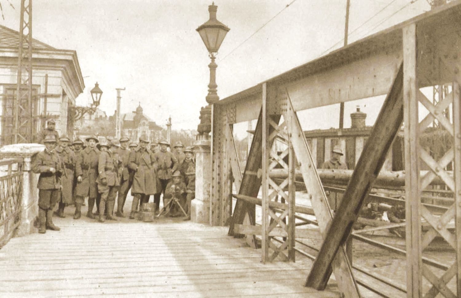 Stráž legionářů z Itálie na bratislavském mostě - Czechoslovak legions from Italy patrolling a bridge in Bratislava.