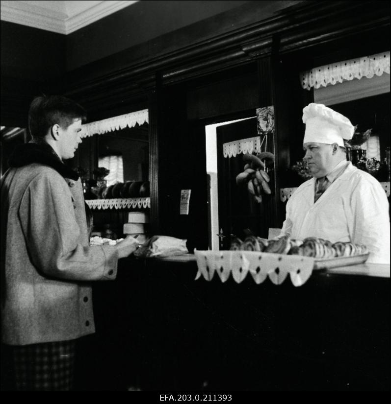 Kaader Tallinnfilmi mängufilmist "Sügis".  Benno osas Tõnu Oja, pagari osasa Jaan Grünman.