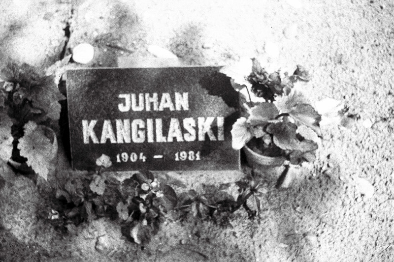 Kunstnik Juhan Kangilaski hauakivi Pärnamäe kalmistul.