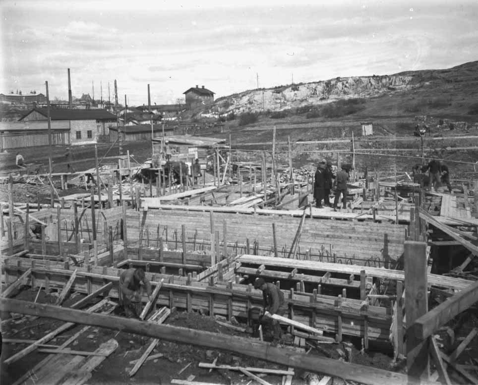 Kaasulaitos rakenteilla, perustusten tekoa