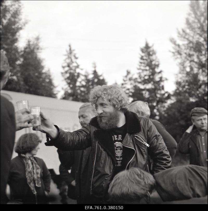 Filmi "Metskannikesed" viimase võttepäeva tähistamine. Rekvisiitor Pille-Maris Arro, meister-valgustehnik Ado Täker, operaator Jüri Sillart keskel