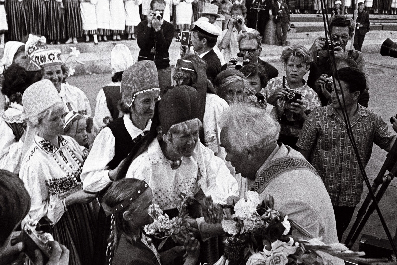 Juubelilaulupidu. Gustav Ernesaksa õnnitlemine.