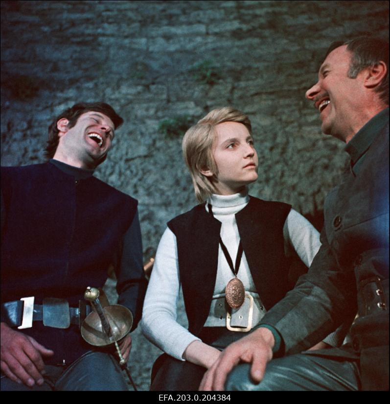 Stseen Tallinnfilmi mängufilmist "Don Juan Tallinnas". Don Juan (Gunta Virkava) Komtuuri (Jaak Tamleht, vasakul) ja Don Ottavio (Ants Eskola, paremal) seltskonnas.