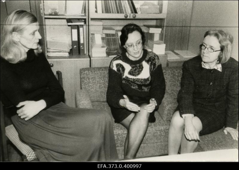 Kuressaare Gümnaasiumi õpetajad (vasakult) Anne Mets, Karin Hütsi ja Age Kallus.