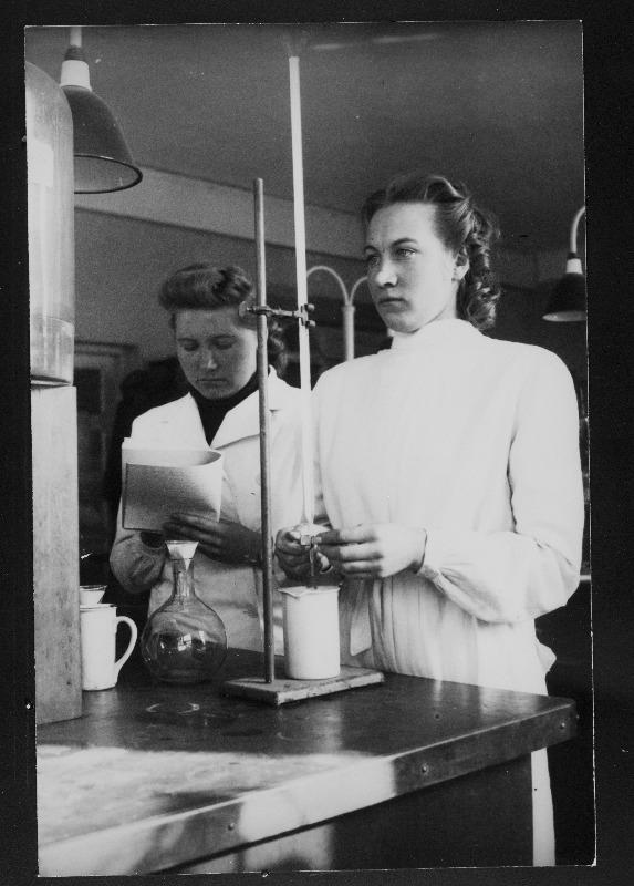 Tartu Riikliku Ülikooli Põllumajandusteaduskonna II kursuse üliõpilased H. Kivistik ja V. Pauts teaduskonna laboratooriumis töötamas.