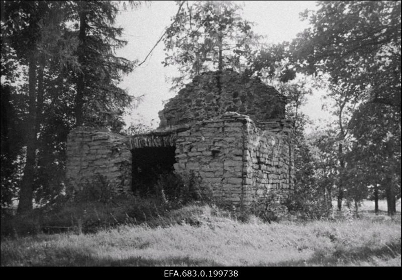 Kukruse mõisa endiste omanike Tollide perekonna kabeli varemed Kukrusel Kabelimäel.