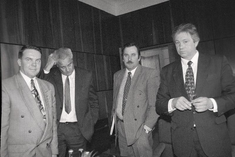 Eesti Tööstuse ja Tööandjate Keskliidu ühisnõupidamine põllumajanduse ja töötleva tööstuse liitude ning majandusteadlastega. Nõupidamise vaheajal vestlevad (vasakult): ühistu Viru esimees Urmas Laht, ETTK tegevdirektor Viljar Veskiväli, AS Eesti  Coca- Cola Joogid direktor Ants Kotkas ja ETTK juhatuse esimees Elmar Kruusmaa.