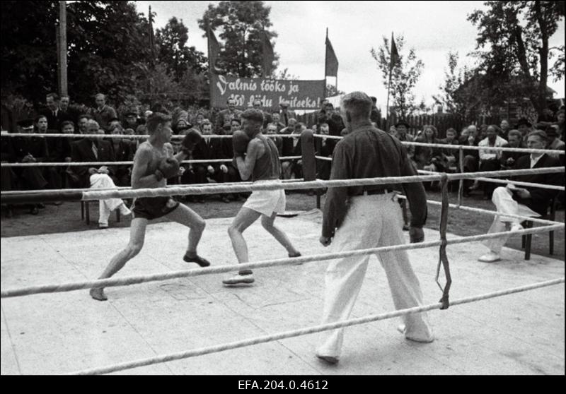 Poksivõistlused Võrus. Kohtuvad V. Gumanov ja Ü. Valk.