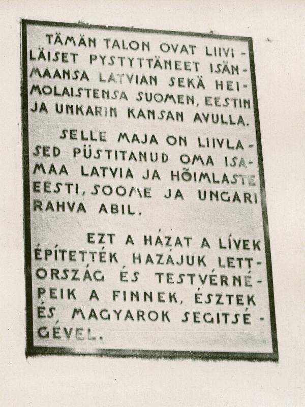 Silt Liivi rahvamaja seinal Mazirbe külas Kuramaal.