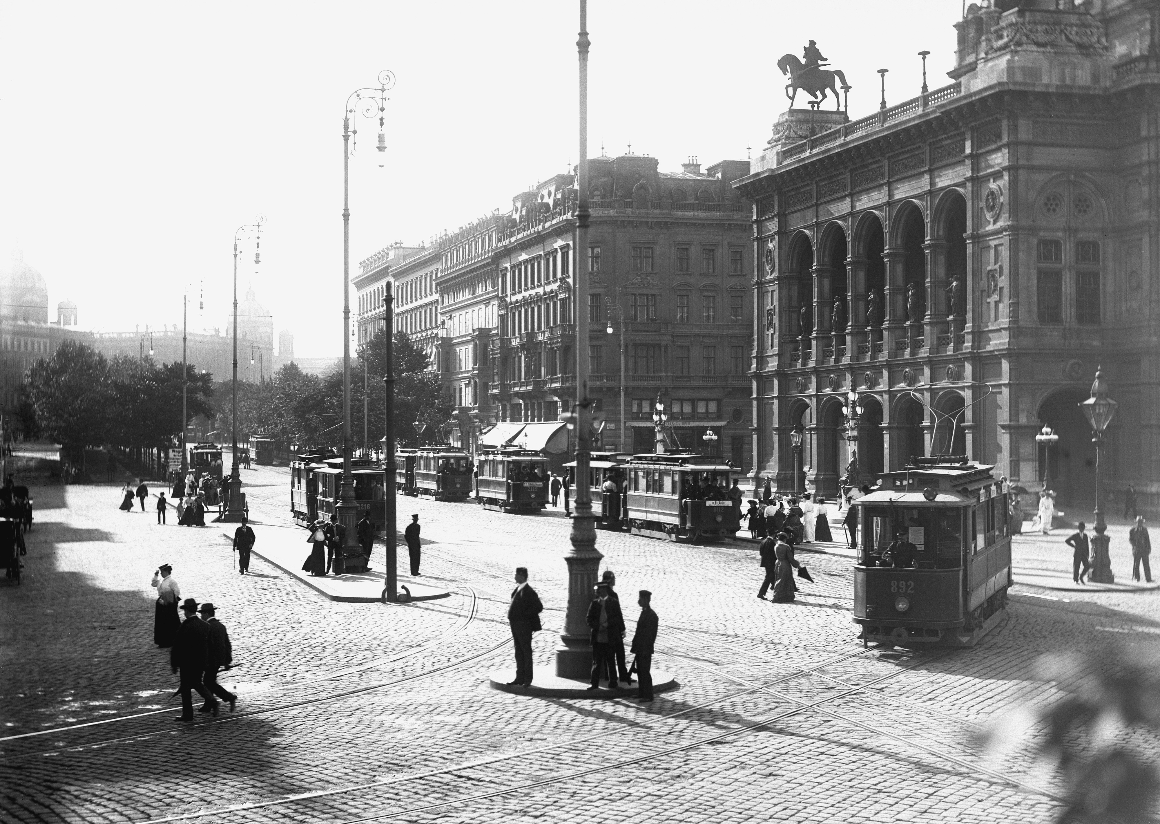 Ŝtata Operejo de Vieno ĉirkaŭ 1905 - lang