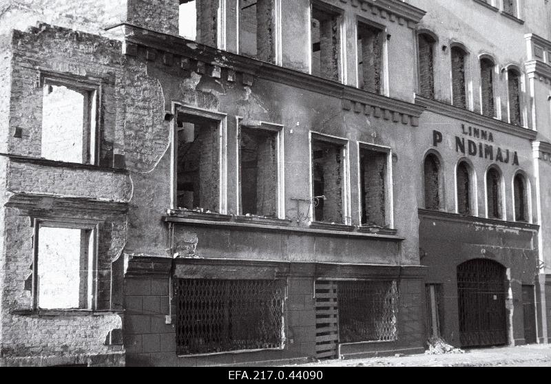 Sõjas purustatud Linna Pandimaja Maneeži tänaval.
