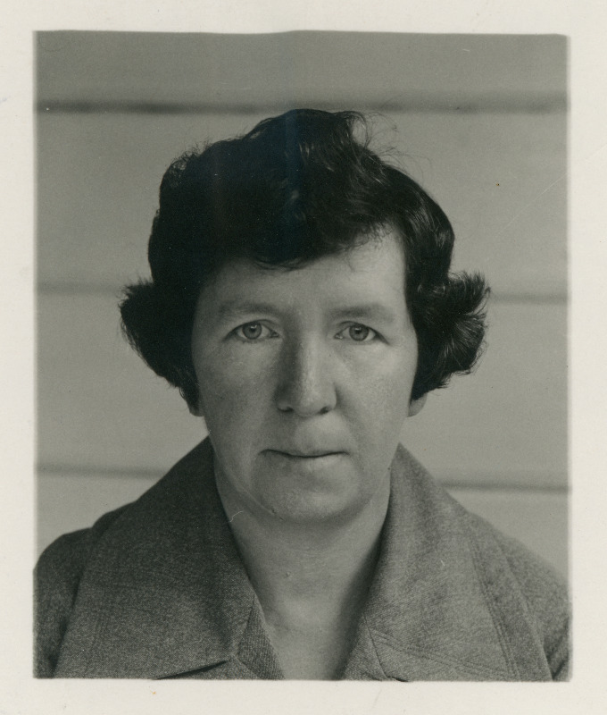 Fendt, Helene, sünd 1896. Portreefoto välispassi saamiseks esitatud avalduse juurde