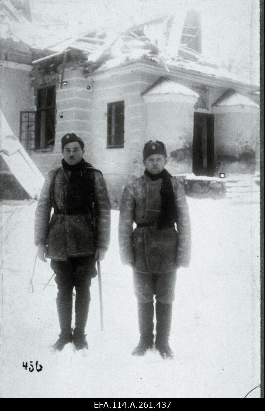 Vabadussõda. 9.Jalaväepolgu kaks sõdurit Marienhofi mõisa peahoone juures.